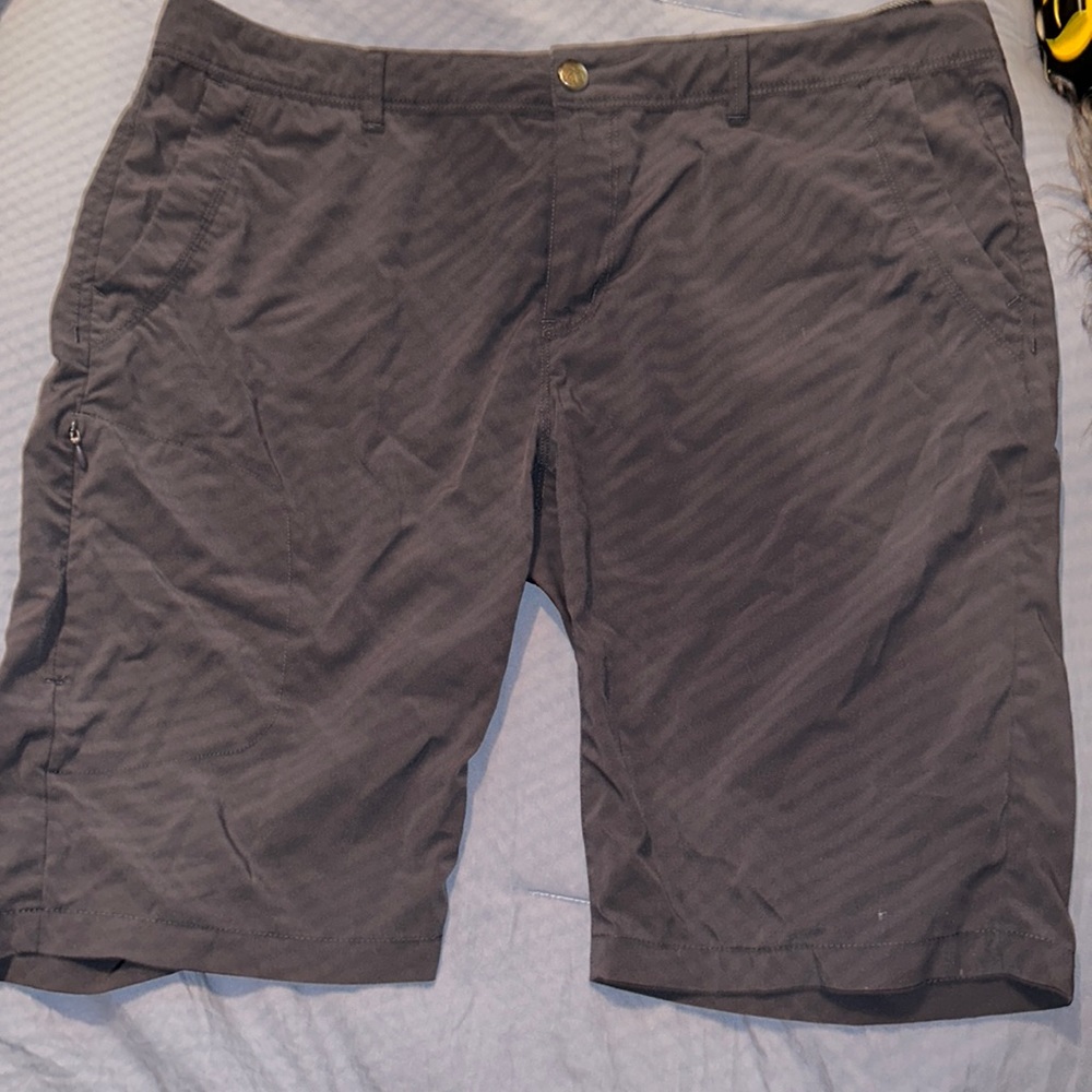Women’s REI Bermuda, medium gray, zip up button adjustable waist, size 14,